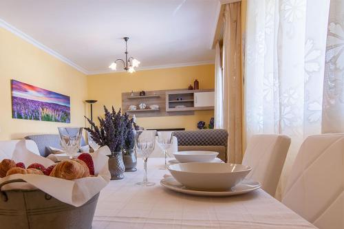 uma sala de jantar com uma mesa com uma tigela de comida em Desconectaengalicia Casa Portonovo em Portonovo