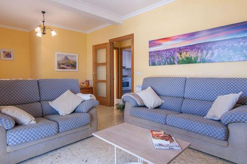 uma sala de estar com dois sofás e uma mesa de centro em Desconectaengalicia Casa Portonovo em Portonovo