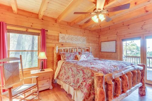 um quarto com uma cama e uma ventoinha de tecto em 4 Bed 4 Bath Vacation home in Sylva I em Sylva