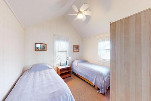 Katil atau katil-katil dalam bilik di 2 Bed 1 Bath Vacation home in Eastham