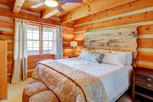 Cama ou camas em um quarto em The Oaks at Country Acres