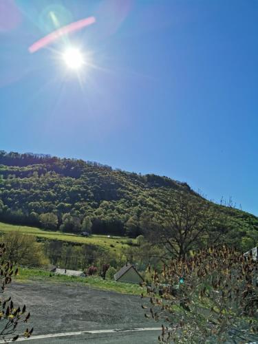 a view of a hill with the sun in the sky at Hotel bar b'rock in Saint-Martin-sous-Vigouroux