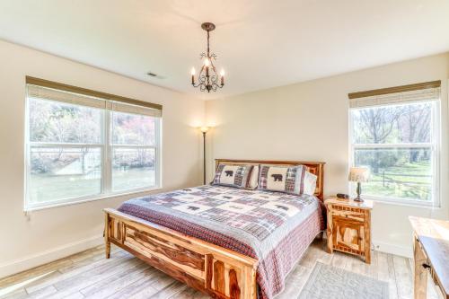 - une chambre avec un lit et 2 fenêtres dans l'établissement 2 Bed 2 Bath Vacation home in Whittier III, à Whittier