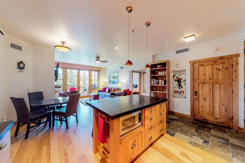 Η κουζίνα ή μικρή κουζίνα στο Elkhorn Springs Getaway