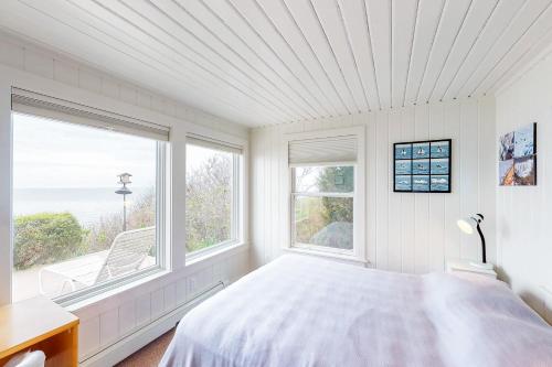 Katil atau katil-katil dalam bilik di 2 Bed 1 Bath Vacation home in Eastham