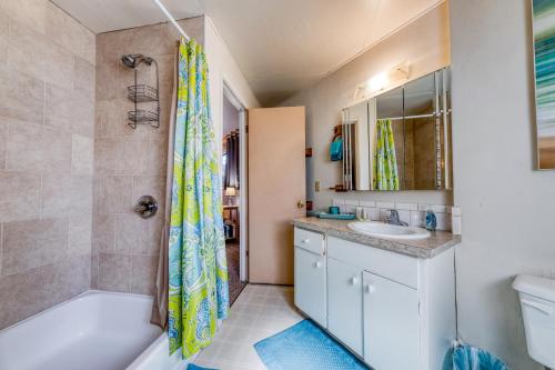 Kylpyhuone majoituspaikassa 2 Bed 2 Bath Vacation home in Rockaway Beach