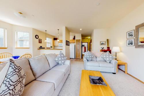 ein Wohnzimmer mit Couch und Tisch in der Unterkunft Tarn Landing B7 in Frisco