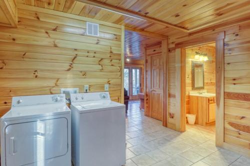 Ένα μπάνιο στο 3 Bed 3 Bath Vacation home in Whittier