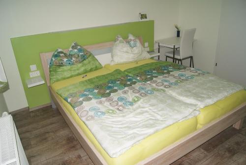 Ένα ή περισσότερα κρεβάτια σε δωμάτιο στο Privatzimmer Mitterbacher