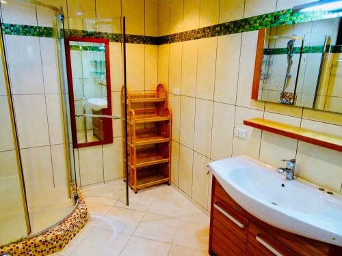 une salle de bain avec un lavabo et une douche dans l'établissement Starbay Samui, à Lamai
