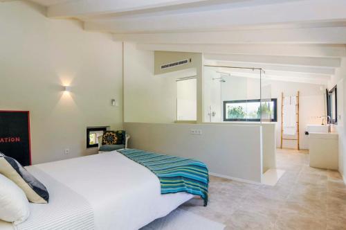 Кровать или кровати в номере Hort Petit de Ternelles Underfloor heating