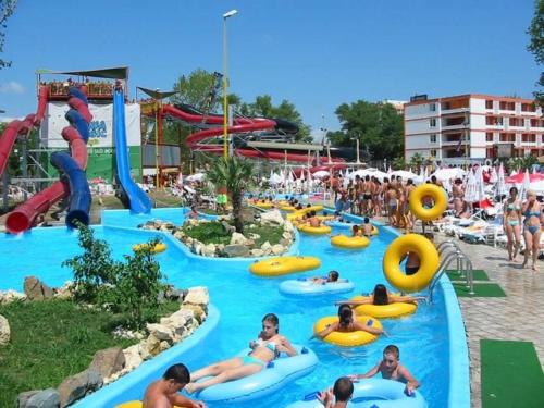 a group of people in a water park at Villa Tasaul in Năvodari