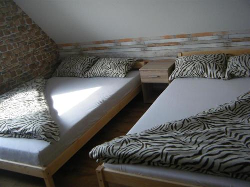 twee bedden in een kamer met zebraprint lakens bij Garaseta in Kretinga