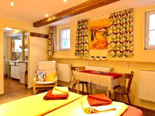 a kitchen with two beds and a table and chairs at Zum fröhlichen Weinberg in Cochem