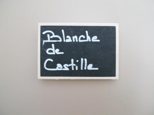 a chalkboard with the words balade be eatiable on a wall at Ô 36 Rempart Sud B&B in Aigues-Mortes