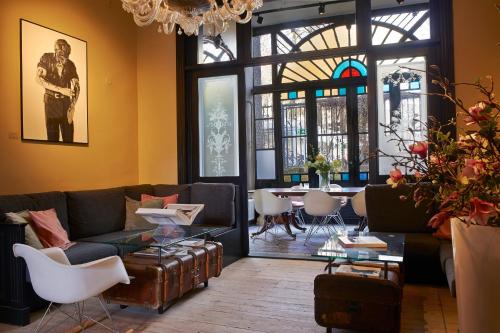 a living room with a couch and a table at Hotel Les Charmes in Maastricht
