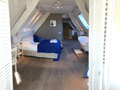 um quarto com uma cama, um lavatório e uma banheira em Casa Romantico em Bruges