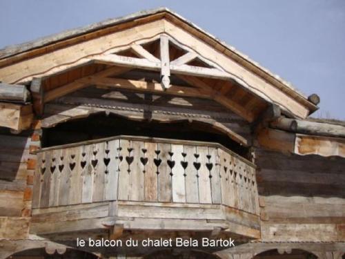 un bâtiment en bois avec une croix au-dessus dans l'établissement Ker Bela, à Saint-Pierre-dels-Forcats
