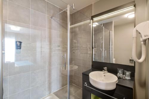 
A bathroom at Appart’City Confort Le Bourget - Aéroport
