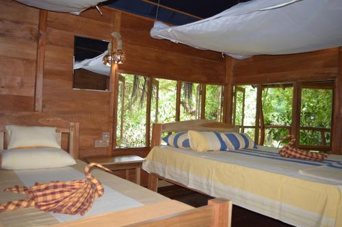 Ένα ή περισσότερα κρεβάτια σε δωμάτιο στο Kumbuk Tree House
