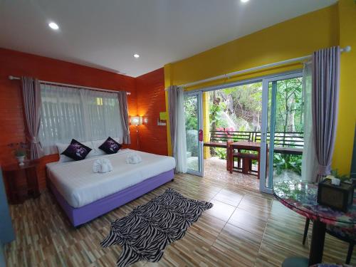 Кровать или кровати в номере Greenery Resort Koh Tao