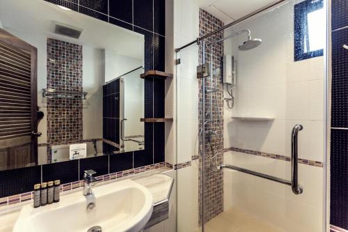 un baño con lavabo y ducha en Buraphat Resort, en Chiang Dao