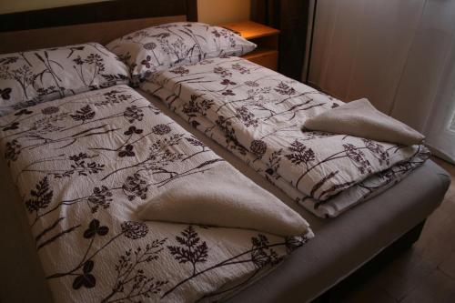 een bed met een deken en kussens erop bij Royal Studio Apartment in Boedapest