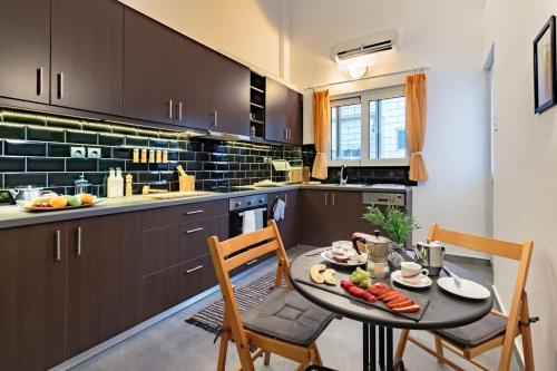 una cocina con una mesa con frutas y verduras. en Luxurious apartments close to the beach, en Vari