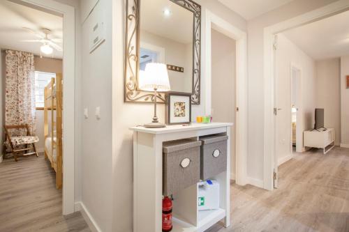 bagno con specchio e tavolo da trucco. di Apartamento Alta a Valencia