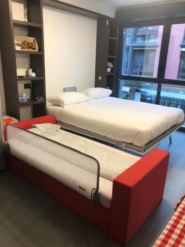 2 aparte bedden in een kamer met een raam bij l’Ancora luxury apartment in Genua