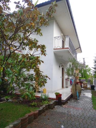 une maison blanche avec un banc devant elle dans l'établissement Villa Biancofiore, à San Giovanni Rotondo