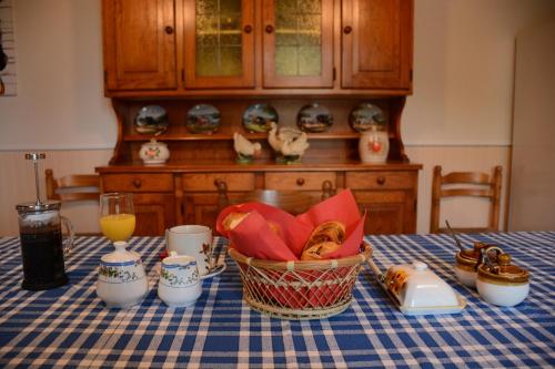 una mesa con un mantel con una cesta de comida en Les noyers aulnay, en Aulnay