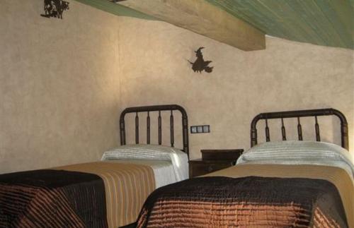 2 camas individuais num quarto com em La Botería em Salas de los Infantes