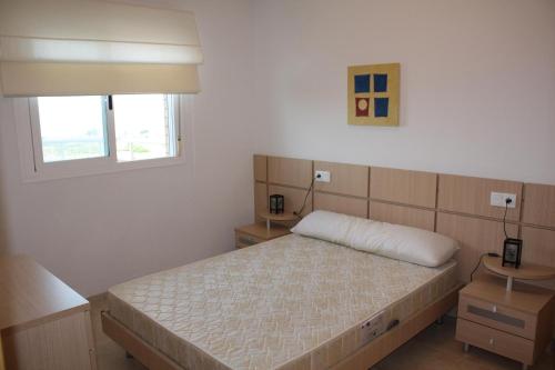 オロペサ・デル・マールにあるApartamentos Danesp La Ribera Torrelasal - Marina Dorのベッドルーム(ベッド1台、窓付)