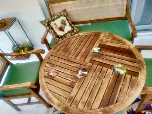 マフムトラールにあるKurtSafir Euro 12 Residenceの木製テーブルと椅子2脚(クリスタル付)