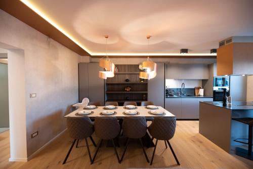 eine Küche und ein Esszimmer mit einem Tisch und Stühlen in der Unterkunft Apartments Nadia in Opatija