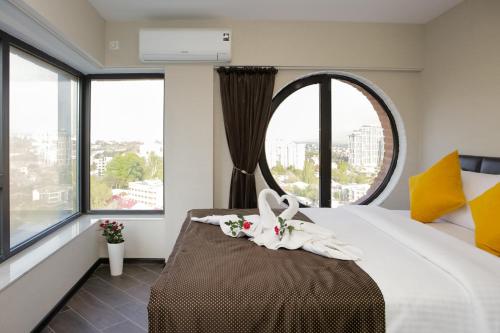 ein Schlafzimmer mit einem großen Bett und einem großen Fenster in der Unterkunft Boutique Hotel in Tbilisi City