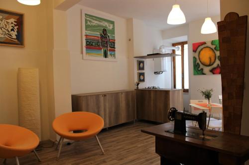 a room with two chairs and a table and a kitchen at Il Viterbino Struttura convenzionata con impianti termali in Viterbo