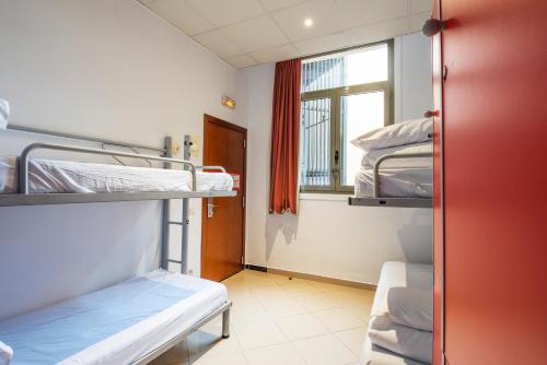 Katil atau katil-katil dalam bilik di Safestay Barcelona Passeig de Gràcia