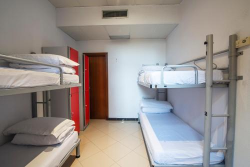 Katil atau katil-katil dalam bilik di Safestay Barcelona Passeig de Gràcia