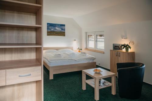 En eller flere senge i et værelse på Pension golf club Grosshof