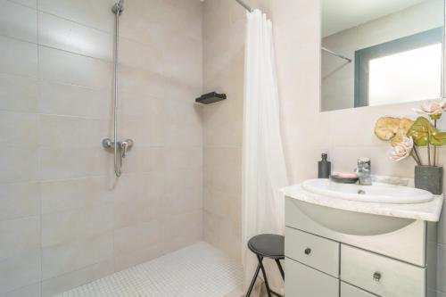ein weißes Badezimmer mit Waschbecken und Dusche in der Unterkunft Can Munar in Son Serra de Marina
