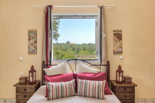 Un pat sau paturi într-o cameră la Aloisio's Estate