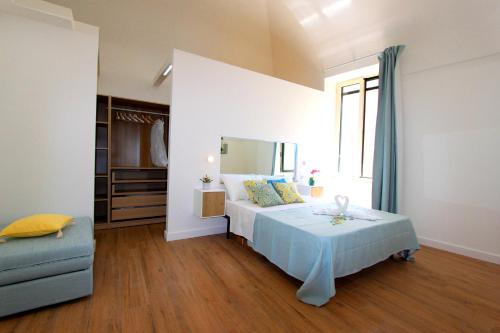 een slaapkamer met een bed en een groot raam bij La casa sulla scogliera in Massa Lubrense