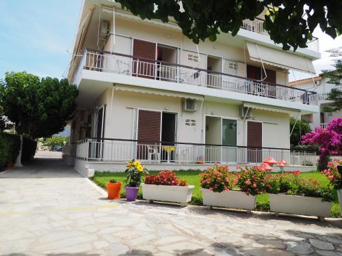 Gallery image of Akrogiali Beach Rooms in Amarinthos