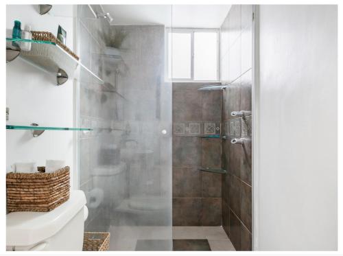 y baño con ducha y aseo. en Ny Napoles Condos WTC en Ciudad de México