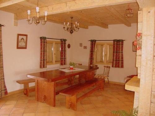 uma sala de jantar com uma mesa de madeira e cadeiras em Ker Carlit em Saint-Pierre-dels-Forcats