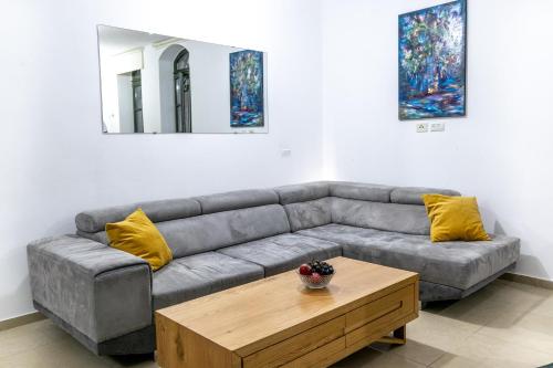 ein Wohnzimmer mit einem Sofa und einem Couchtisch in der Unterkunft Saidoff Luxury Residence in Jerusalem