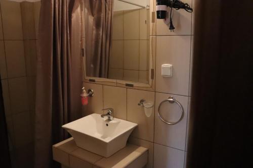 アムリアニにあるKalnteraのバスルーム(洗面台、鏡付)