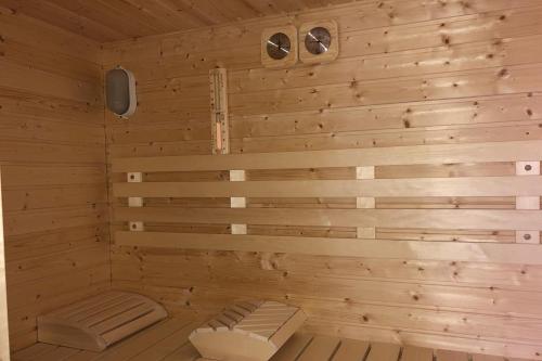 una sauna con parete in legno e 2 posti a sedere di SuiteFrattini Private Spa a Roma